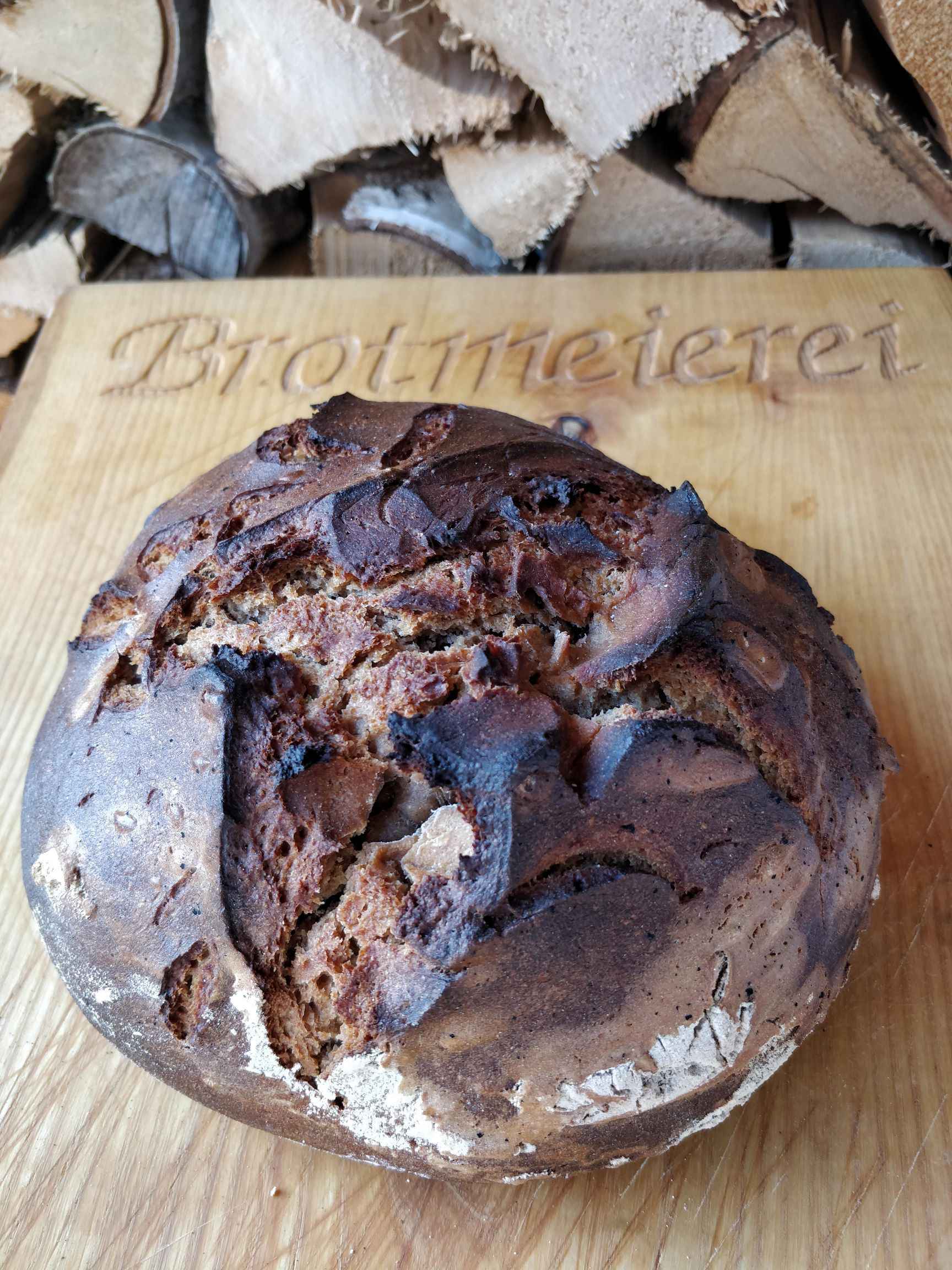Brote aus dem Holzbackofen bild